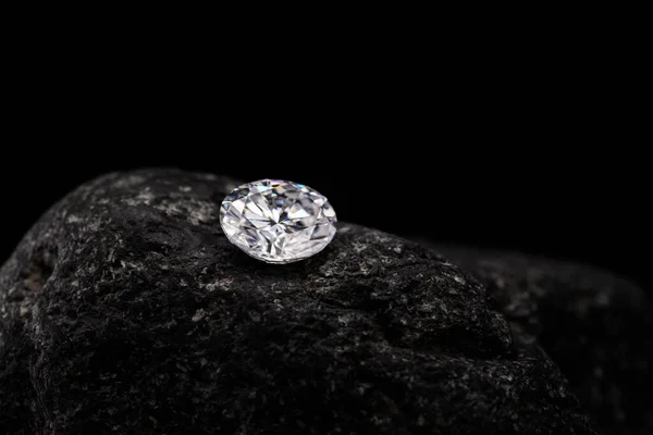 ブラックナチュラルストーンの高級ダイヤモンド — ストック写真