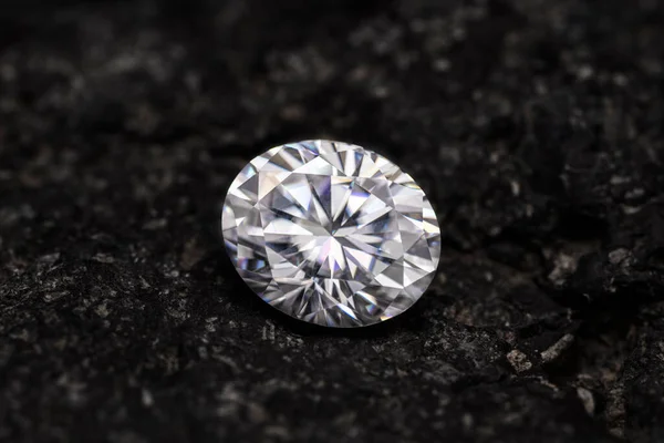 天然石上のオーバルカットダイヤモンド宝石 — ストック写真