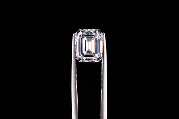 Smaragdový Broušený Diamant Černém Pozadí — Stock fotografie
