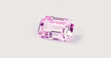 Beyaz Arkaplanda Pembe Safir Taş