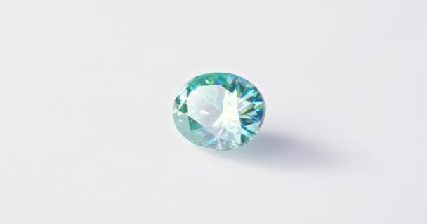 Diamante Azul Sobre Fundo Branco — Vídeo de Stock