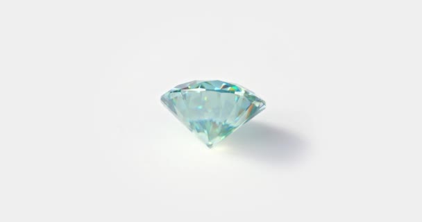 白色背景的蓝色钻石 — 图库视频影像