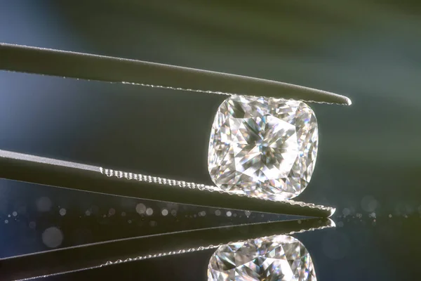 ジュエリーピンセットのダイヤモンド — ストック写真