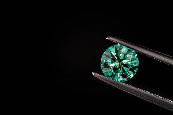 黑色背景下珍贵的绿色宝石 — 图库照片