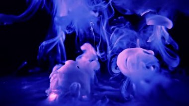 Siyah üzerine mavi duman