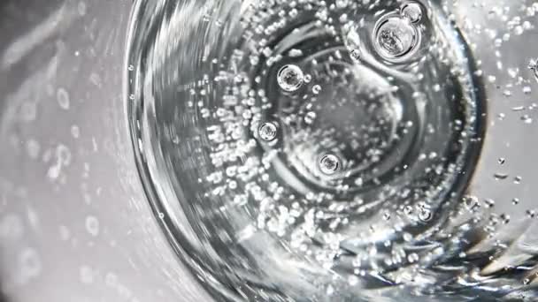 ガラスマクロ内の炭酸水 — ストック動画