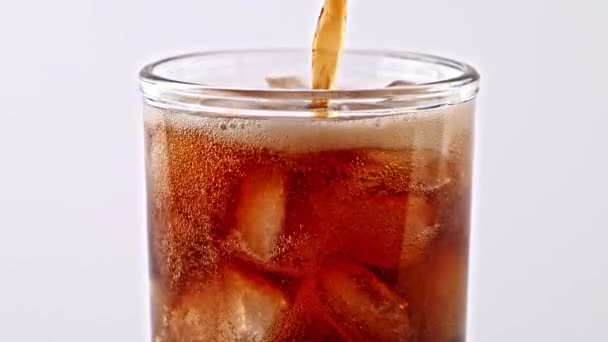 Bebida Refrigerante Coca Derramando — Vídeo de Stock