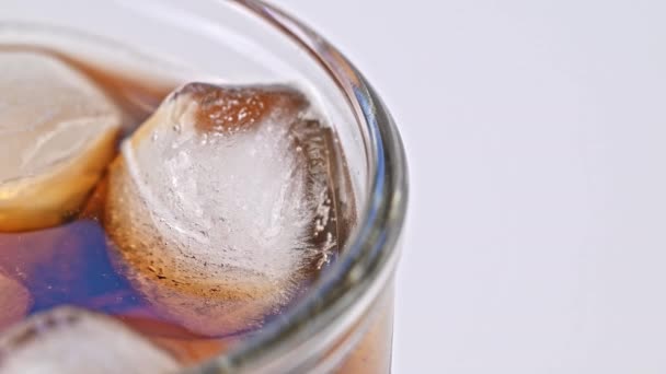 炭酸飲料中の氷のキューブの閉じる — ストック動画