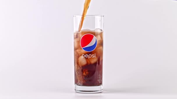 Despejando Cola Pepsi Vidro — Vídeo de Stock