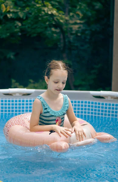 Havuzdaki Çocuk Kız — Stok fotoğraf