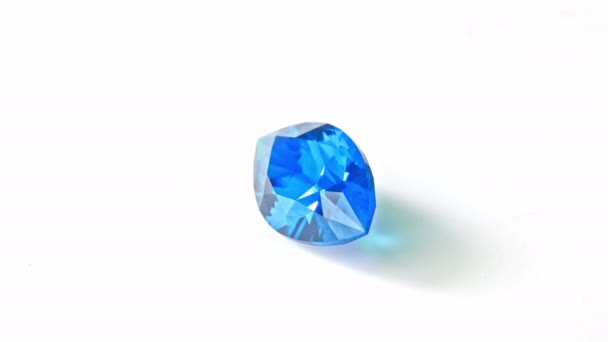 Pedra Preciosa Azul Fundo Branco — Vídeo de Stock