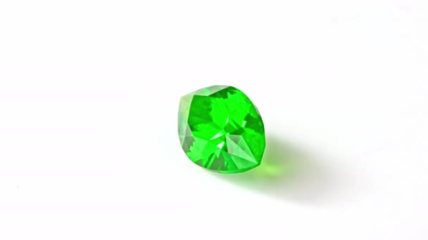 白色背景下的绿色宝石 — 图库视频影像