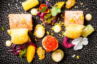 Tuzlu İskoç somonu ve alabalık yumurtası. Salatalık salatalığı ve soğan, Wonton cipsi. Lezzetli sağlıklı İtalyan geleneksel yemekleri modern gurme mutfağında öğle yemeği için servis edilir..