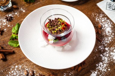 Ahududu-fıstık cenneti adası. Fıstık kreması, ahududu panna cotta, badem fıstığı. Modern gurme yemek restoranında öğle yemeği olarak sunulan lezzetli, sağlıklı geleneksel yemekler..