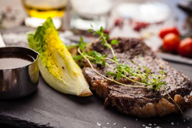 Siyah Angus Entrecote bifteği. Uruguay 'dan mermer biftek. Modern gurme yemek restoranında öğle yemeği olarak sunulan lezzetli, sağlıklı geleneksel yemekler..