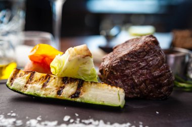 Siyah Angus Chateaubriant bifteği. Brezilya 'dan fileto. Modern gurme yemek restoranında öğle yemeği olarak sunulan lezzetli, sağlıklı geleneksel yemekler..