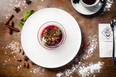 Ahududu-fıstık cenneti adası. Fıstık kreması, ahududu panna cotta, badem fıstığı. Modern gurme yemek restoranında öğle yemeği olarak sunulan lezzetli, sağlıklı geleneksel yemekler..