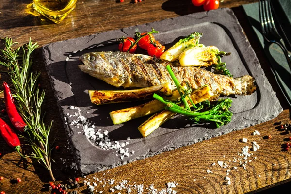 Regnbågsöring Grillad Grönsaker Vitvinssås Läckra Hälsosam Traditionell Mat Närbild Serveras — Stockfoto