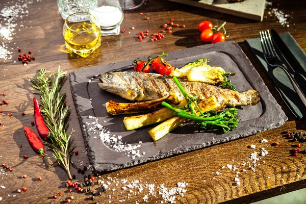 Rainbow Trout Grilled Vegetables White Wine Sauce Delicious Healthy Traditional — Stock Photo, Image