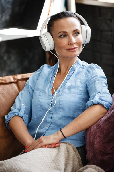 Έννοια Ελεύθερου Χρόνου Ευτυχισμένη Όμορφη Γυναίκα Που Ακούει Μουσική Ακουστικά — Φωτογραφία Αρχείου