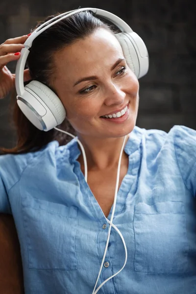 Концепція Часу Дозвілля Щаслива Красива Жінка Слухає Музику Допомогою Навушників — стокове фото