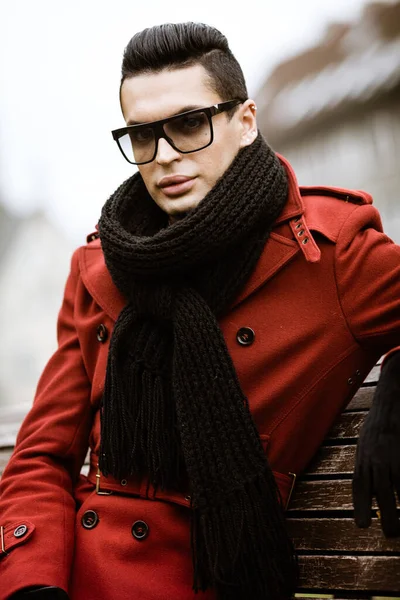 Lgbtq 커뮤니티 동성애자가 벤치에 모델이 야외의 경관에 선글라스 스카프를 착용하는 — 스톡 사진
