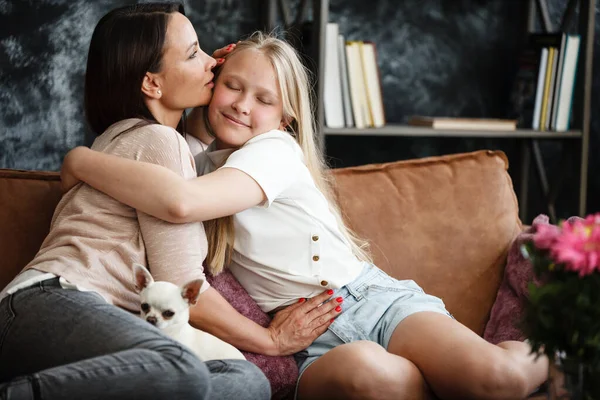 Koncepcja Relacji Matka Córka Kobieta Nastolatka Siedzą Przed Telewizorem Kanapie — Zdjęcie stockowe