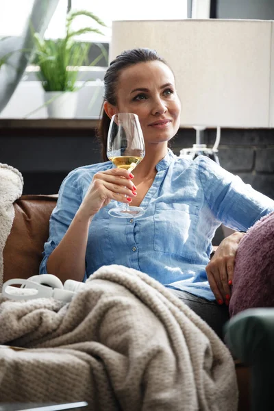Fritidskoncept Glad Vacker Kvinna Dricker Vitt Vin Från Glas Sittande — Stockfoto
