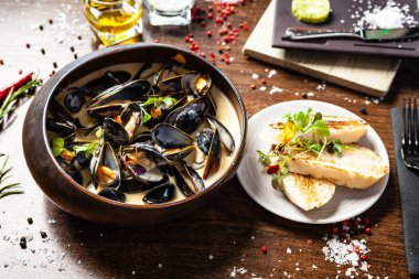 Krema soslu mavi midye. Lezzetli sağlıklı İtalyan geleneksel yemekleri modern gurme mutfağında öğle yemeği için servis edilir..