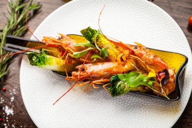 Arjantin kral karidesleri, jöleli. Limon, soğuk ve sarımsak. Şişede servis edilmiş. Modern gurme yemek restoranında öğle yemeği olarak sunulan lezzetli, sağlıklı geleneksel yemekler..