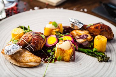 Tavuk fileto, Kudüs enginar püresi, çiğ sosu, patates, bıldırcın yumurtası. Modern gurme yemek restoranında öğle yemeği olarak sunulan lezzetli, sağlıklı geleneksel yemekler..