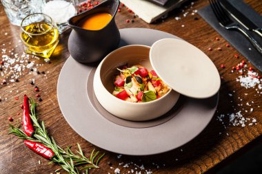 Bouillabaisse, Octopus, mavi midye, ton balığı, kral karides, İskoç somonu. Lezzetli sağlıklı geleneksel Fransız yemekleri modern gurme mutfağında öğle yemeği için servis edilir..