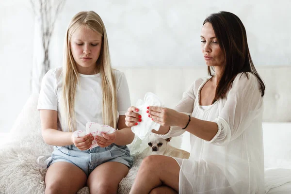 Woman Hygene Concept Periods Menstrual Cycle Mother Explains Daughter How — Stock Photo, Image