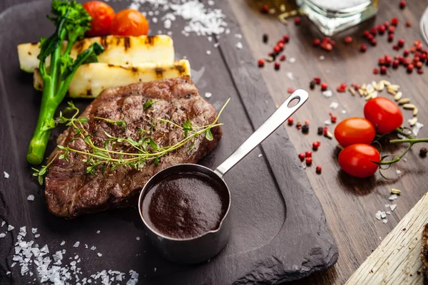 黑安格斯纽约牛排 来自乌拉圭的大理石牛肉沙林 在现代美食餐厅里 美味健康的传统食物特写为午餐提供了服务 — 图库照片
