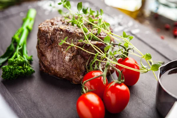 爱沙尼亚牛肉软骨素牛排 在现代美食餐厅里 美味健康的传统食物特写为午餐提供了服务 — 图库照片