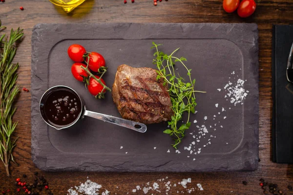黑色的安格斯牛排 来自乌拉圭的大理石牛排 在现代美食餐厅里 美味健康的传统食物特写为午餐提供了服务 — 图库照片