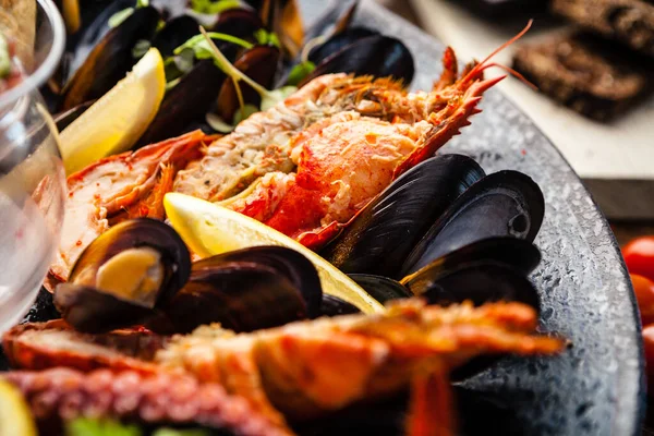 4人的海鲜盘 蓝贻贝 阿根廷国王虾 金枪鱼 在现代美食餐厅里 美味健康的传统食物特写为午餐提供了服务 — 图库照片