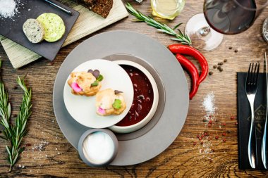 Pancar çorbası, et ve ekşi kremalı çorba. Lezzetli, sağlıklı, geleneksel Ukrayna yemekleri modern gurme mutfağı restoranında öğle yemeğinde servis edilir..