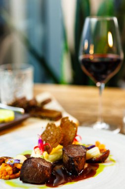 Geyik filetosu. Yer mantarlı patates püresi, porcini mantarı fırında pırasa ve havuç, ardıç ekmeği, porto şarabı sosu. Modern gurme restoranında öğle yemeği olarak sunulan lezzetli, sağlıklı geleneksel yemekler..