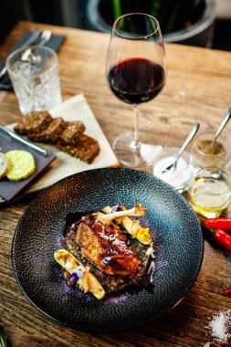 Mısırlı tavuk. Beyaz mercimek, Old Ammerlander peyniri, mini kabak, kırmızı şarap sosu. Modern gurme yemek restoranında öğle yemeği olarak sunulan lezzetli, sağlıklı geleneksel yemekler..