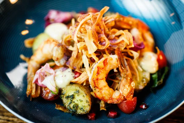 Warmer Salat Mit Argentinischen Riesengarnelen Mandelkartoffeln Mini Römersalat Karotten Kirschtomaten — Stockfoto