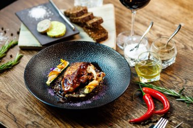 Mısırlı tavuk. Beyaz mercimek, Old Ammerlander peyniri, mini kabak, kırmızı şarap sosu. Modern gurme yemek restoranında öğle yemeği olarak sunulan lezzetli, sağlıklı geleneksel yemekler..