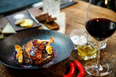 Mısırlı tavuk. Beyaz mercimek, Old Ammerlander peyniri, mini kabak, kırmızı şarap sosu. Modern gurme yemek restoranında öğle yemeği olarak sunulan lezzetli, sağlıklı geleneksel yemekler..