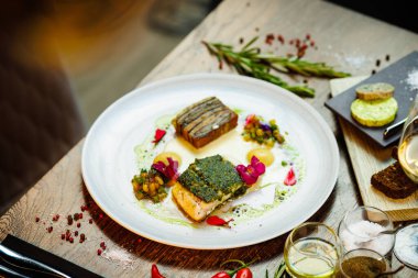 Turna balığı filetosu. Patates graten, sıcak sarı pancar-hindi salatası, parmesan sosu. Lezzetli deniz ürünleri yakın çekim modern mutfak gurme restoranında öğle yemeğinde servis edilir..