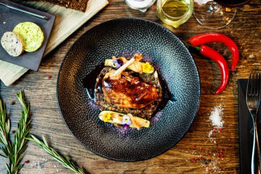 Mısırlı tavuk. Beyaz mercimek, Old Ammerlander peyniri, mini kabak, kırmızı şarap sosu. Modern gurme yemek restoranında öğle yemeği olarak sunulan lezzetli, sağlıklı geleneksel yemekler..