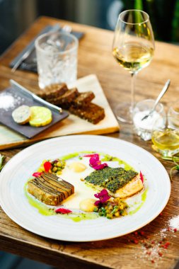 Turna balığı filetosu. Patates graten, sıcak sarı pancar-hindi salatası, parmesan sosu. Lezzetli deniz ürünleri yakın çekim modern mutfak gurme restoranında öğle yemeğinde servis edilir..