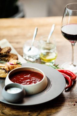 Pancar çorbası, et ve ekşi kremalı çorba. Lezzetli, sağlıklı, geleneksel Ukrayna yemekleri modern gurme mutfağı restoranında öğle yemeğinde servis edilir..