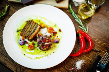 Shiitake ve patates. Vejetaryen. Shiitake mantarı, patates graten, Beluga mercimeği, sarı pancar kreması. Modern gurme yemek restoranında öğle yemeği olarak sunulan lezzetli, sağlıklı geleneksel yemekler..