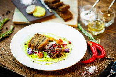 Shiitake ve patates. Vejetaryen. Shiitake mantarı, patates graten, Beluga mercimeği, sarı pancar kreması. Modern gurme yemek restoranında öğle yemeği olarak sunulan lezzetli, sağlıklı geleneksel yemekler..