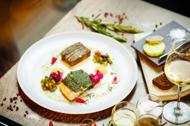 Turna balığı filetosu. Patates graten, sıcak sarı pancar-hindi salatası, parmesan sosu. Lezzetli deniz ürünleri yakın çekim modern mutfak gurme restoranında öğle yemeğinde servis edilir..